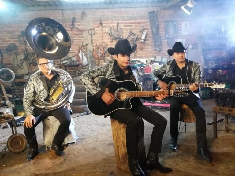 «EN VIVO CON TOLOLOCHE» ES EL NOMBRE DEL NUEVO DISCO QUE ANUNCIARON LOS PLEBES DEL RANCHO DE ARIEL CAMACHO.