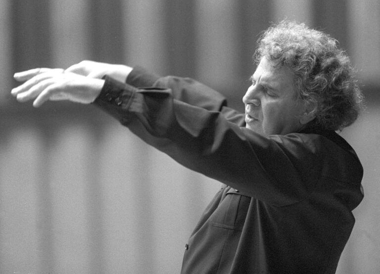 FALLECE EL COMPOSITOR GRIEGO MIKIS THEODORAKIS, CÉLEBRE POR «ZORBA EL GRIEGO».