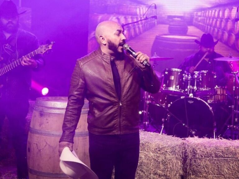 ESTRENO DOBLE DE LUPILLO RIVERA «ACÁ ENTRE NOS» Y «JURAS».