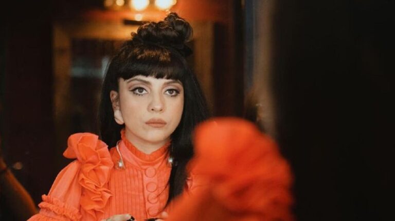 MON LAFERTE CANTA A PRESAS A LAS QUE INSTRUYÓ SOBRE MÚSICA