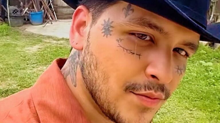 CHRISTIAN NODAL CUMPLE PROMESA DE LA INFANCIA Y SORPRENDE A SU PROFESOR