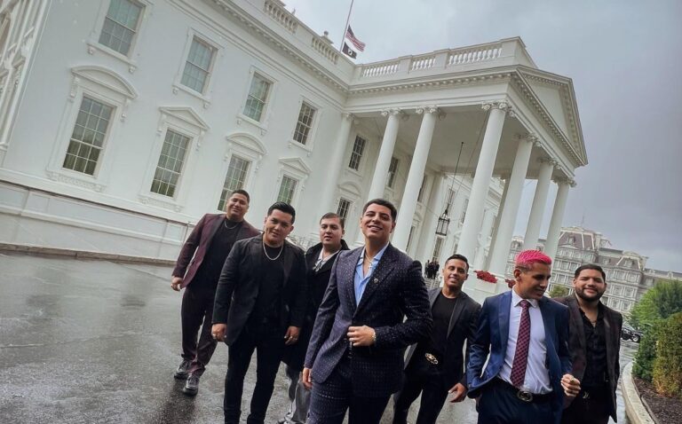 PALOMAZO EN LA COCINA’: GRUPO FIRME IMPROVISA CONCIERTO EN LA CASA BLANCA