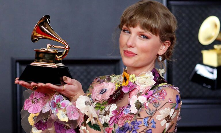 TAYLOR SWIFT HACE HISTORIA: ES LA PRIMER ATISTA QUE OCUPA TODO EL TOP 10 DE CANCIONES MÁS ESCUCHADAS EN EEUU