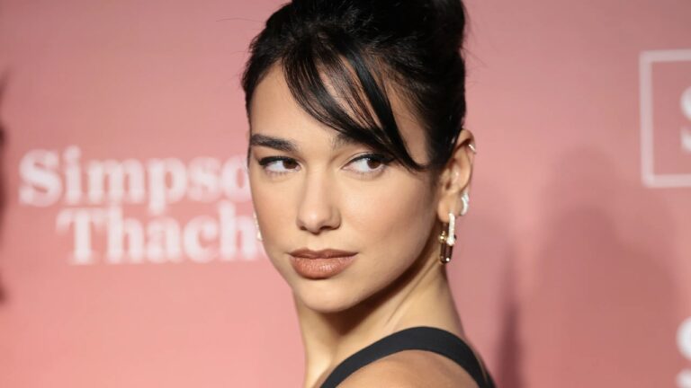 DUA LIPA HABLA DE SU TERCER DISCO Y ASEGURA QUE ESTARÍA ENCANTADA DE COLABORAR CON SELENA GÓMEZ