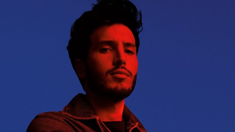 SEBASTIÁN YATRA ESTRENA EL VIDEO DE ‘BÁSICAMENTE’ DIRIGIDO POR ÉL MISMO