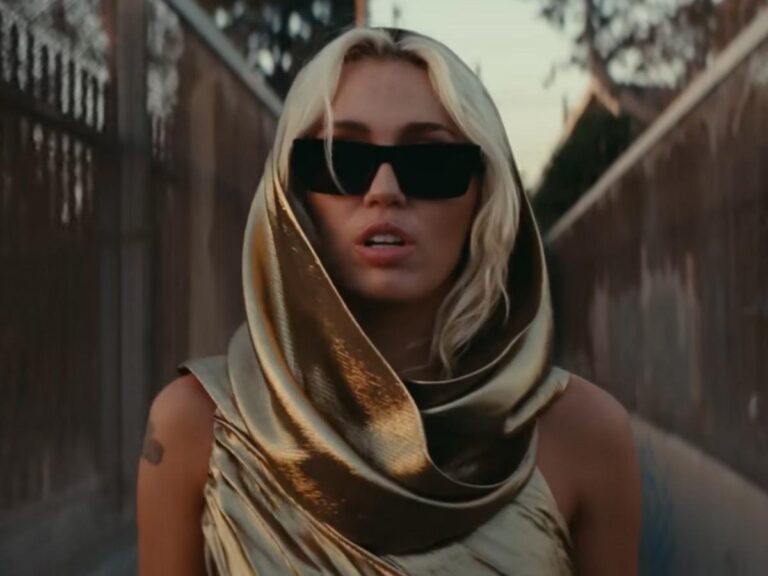 MILEY CYRUS TAMBIÉN LA ROMPE CON UNA CANCIÓN DE DESPECHO