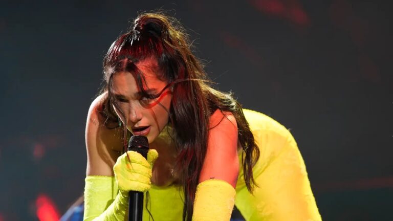 DUA LIPA SE EMOCIONA AL RECORDAD SUS DUROS INICIOS EN LA MÚSICA: «ME RECHAZABAN Y ME VOLVÍAN A RECHAZAR»