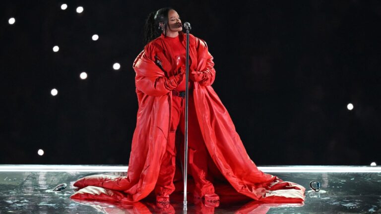 RIHANNA ARRASA EN EL SUPER BOWL LVII: LAS CANCIONES QUE CANTÓ Y SU NUEVO EMBARAZO