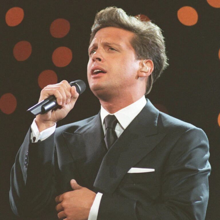 ‘EL SOL’ ESTÁ DE VUELTA:  LUIS MIGUEL ANUNCIA LAS PRIMERAS FECHAS DE SU GIRA 2023