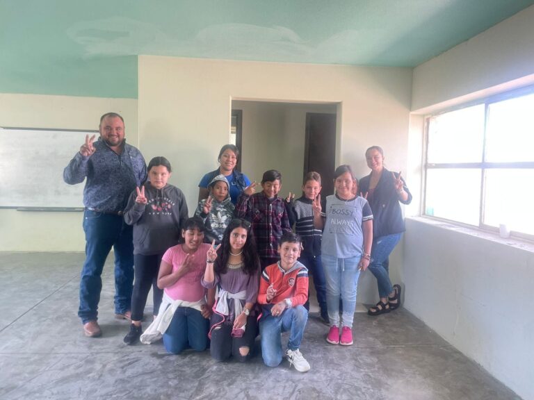 Presidencia Municipal de Namiquipa entrega baños renovados en la Escuela «Año de Juárez» en Ejido Santa Clara