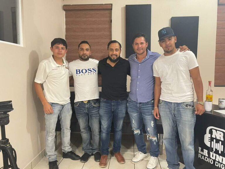 EMOCIÓN Y MÚSICA EN LA PRESENTACIÓN DE LAS CANDIDATAS A REINAS Y JESÚS PORTILLO Y SU BANDA SAN ANTONIO