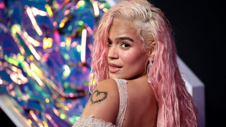 Karol G reaparece con emotivo mensaje tras susto por aterrizaje de emergencia