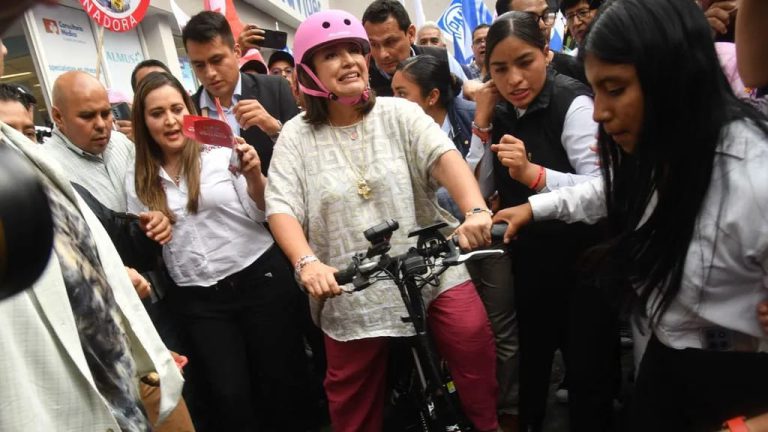 Xóchitl Gálvez Reparte Pegatinas en la CDMX y Dice Estar Lista para Debate