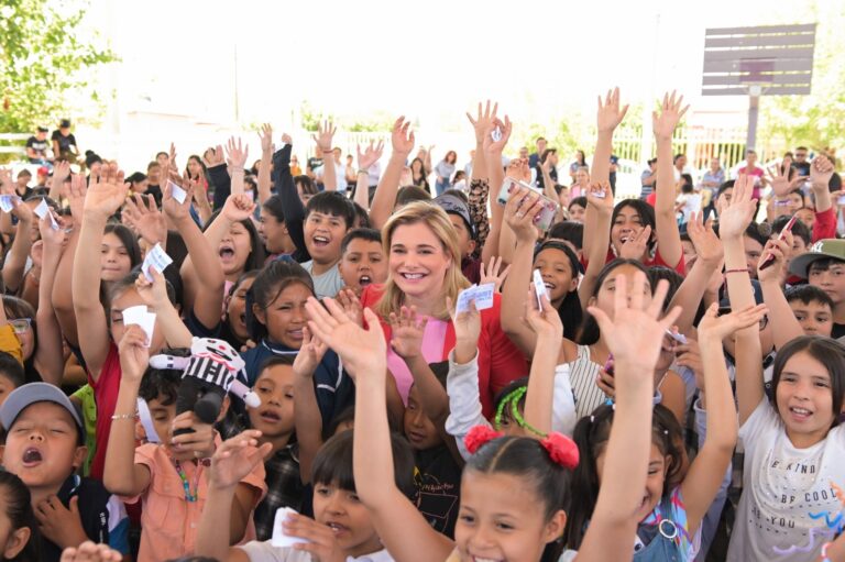 Maru Campos festeja en Delicias a las niñas y niños en su día   