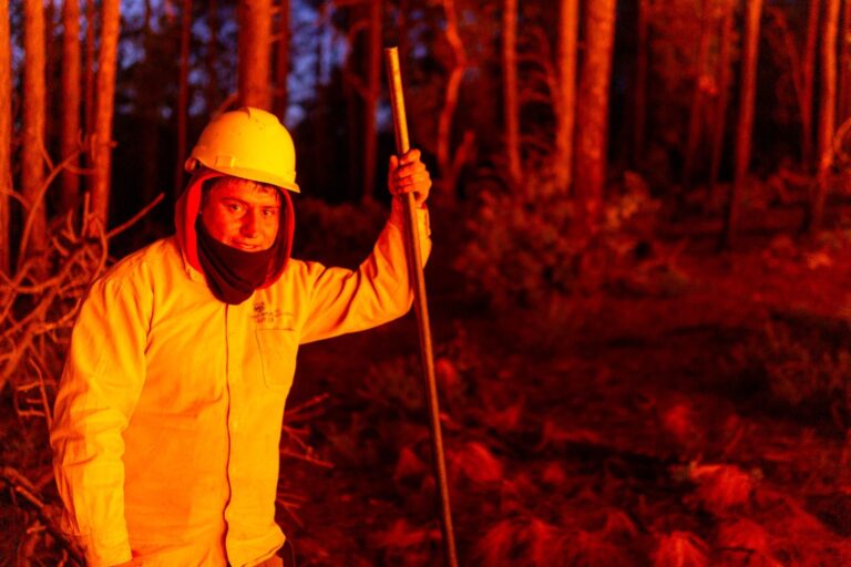 ”El fuego no avisa”: Facundo, brigadista que pasa hasta 20 días combatiendo incendios en la Sierra Tarahumara