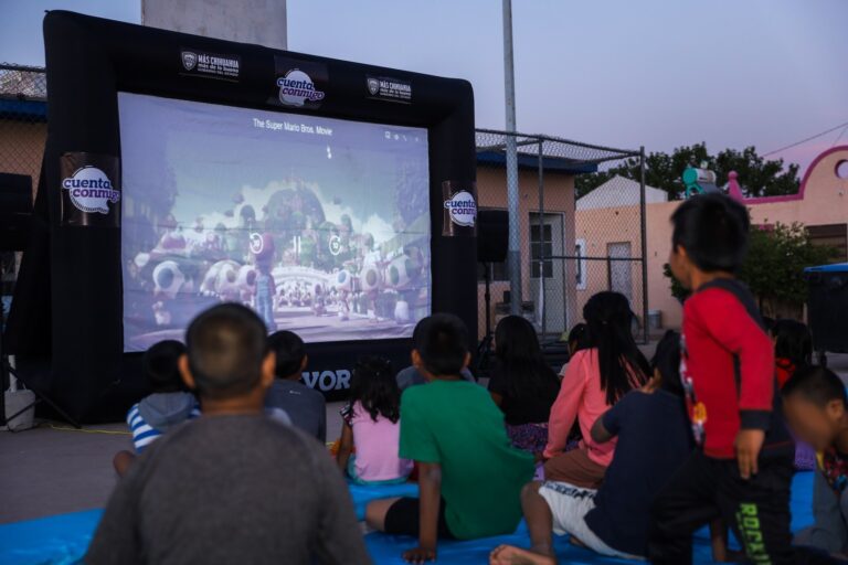 Llevan cine al aire libre a niñas y niños de comunidades indígenas urbanas