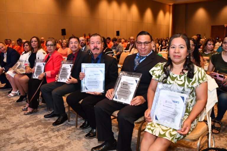 Entrega SEyD estímulos económicos a docentes federalizados con 30 y 40 años de servicio