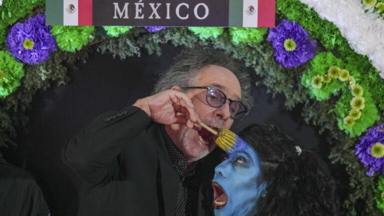 Tim Burton revela su vínculo con México y por qué la muerte aquí “tiene color”