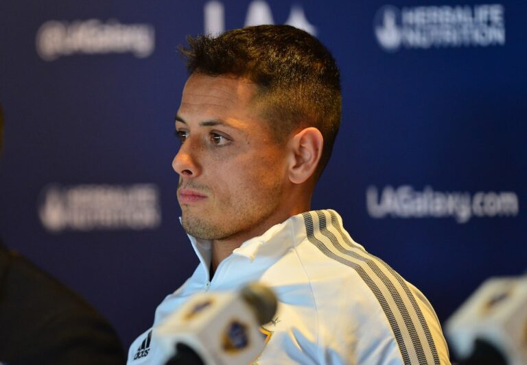 “FMF impone multa y amonestación a Chicharito por declaraciones consideradas sexistas”