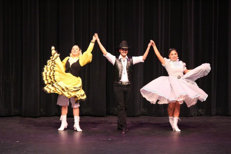 Brillante cosecha de seis medallas: bailarines chihuahuenses destacan en certamen internacional en Europa”