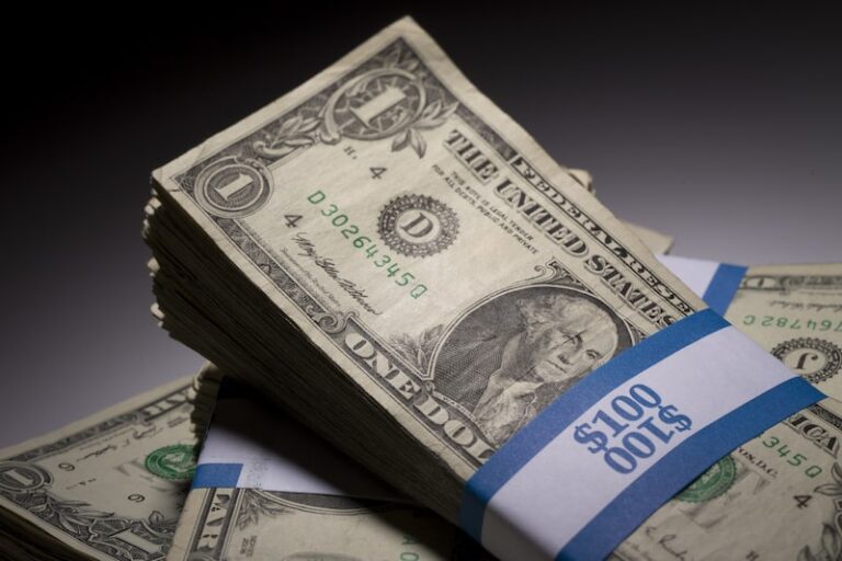 El peso pierde terreno frente al dólar en la antesala de datos clave de EE.UU.