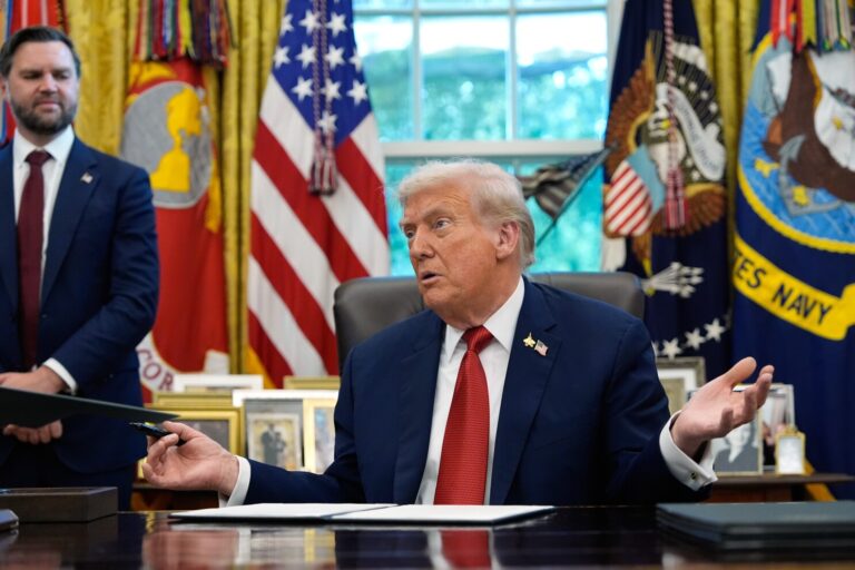 Trump lanza nueva ola arancelaria: impacto directo en medicamentos, muebles y camiones