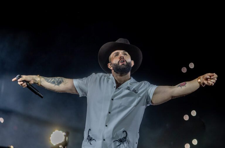 Carín León apuesta por el country y prepara un álbum grabado en Nashville