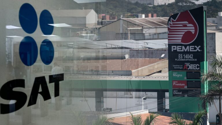 “Gobierno plantea 2 023 pesos extra por persona para rescatar a Pemex ante récord en deuda pública”