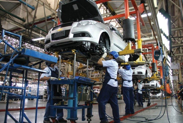 Revisión del T-MEC en 2026: Desafíos para la Industria Automotriz Mexicana