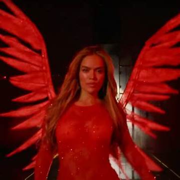 Karol G conquista la pasarela con su brillo latino en el Victoria’s Secret Fashion Show 2025