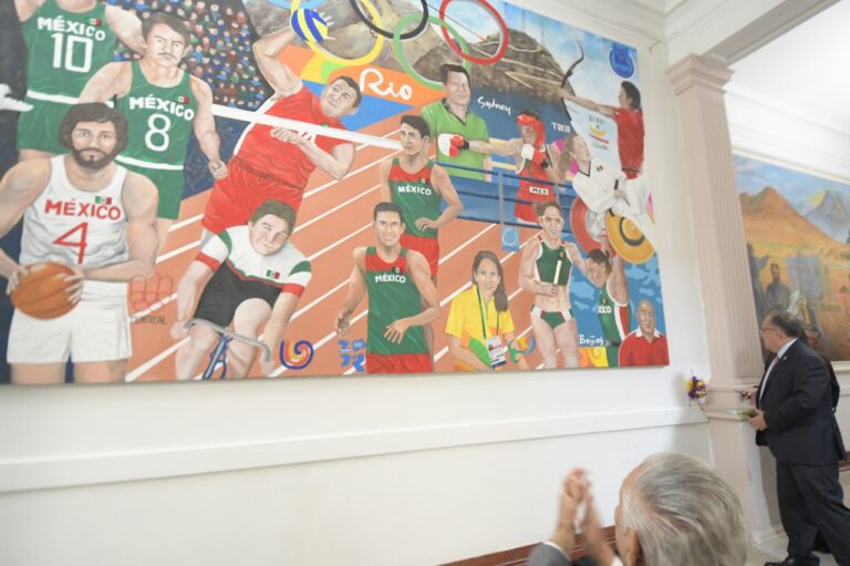 “La UACH rinde tributo a sus olímpicos chihuahuenses con un mural conmemorativo”