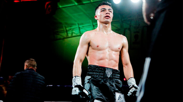 “Chapulín” Salas hace historia y conquista el cetro mundial gallo de la FIB