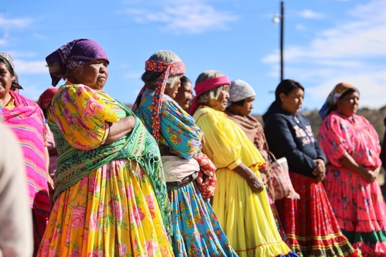 Apoya Gobierno del Estado con paquetes alimentarios y chamarras a 300 familias indígenas de Carichí
