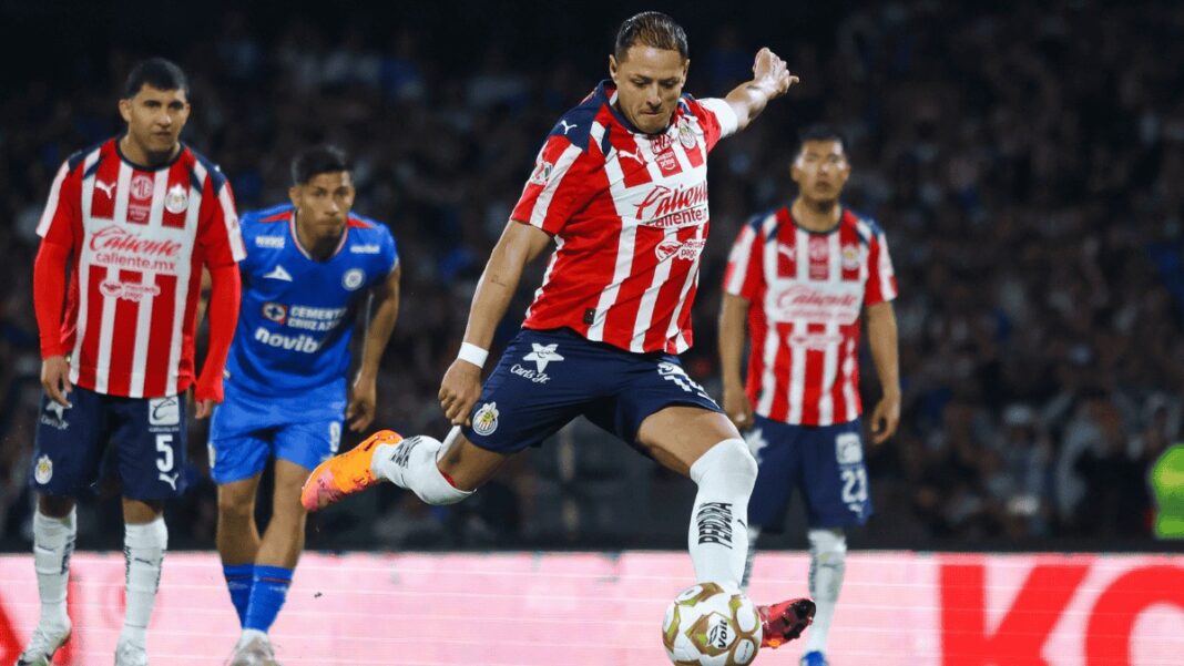 Chicharito genera polémica entre aficionados de Chivas tras burlarse del penal que falló