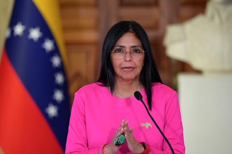 Un Mes Sin Maduro: Venezuela Entre Reformas, Incertidumbre y Expectativas