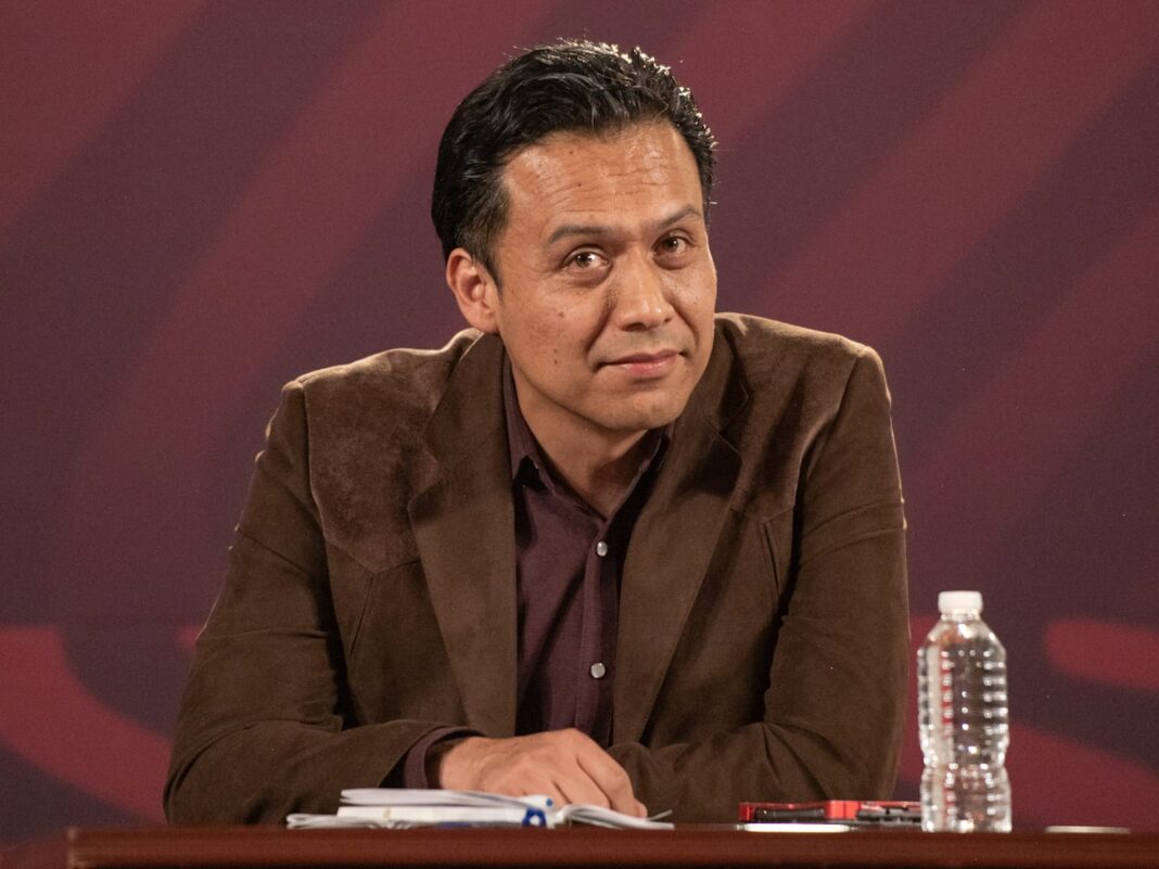 Destituyen a Marx Arriaga Navarro y es desalojado con apoyo policial de oficinas de la Secretaría de Educación Pública