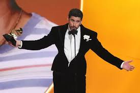 Bad Bunny y Olivia Dean alzan la voz por los migrantes durante los Grammy 2026