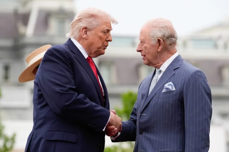 Carlos III responde con ironía a Trump y un gesto con Camila roba miradas en la Casa Blanca