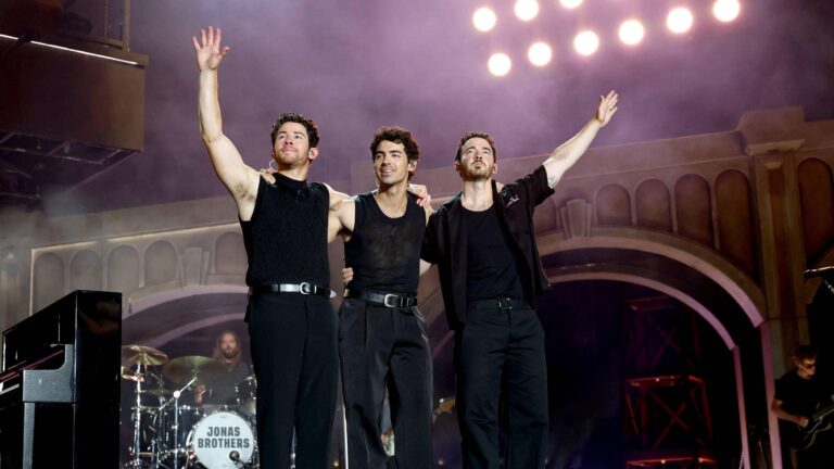 Jonas Brothers conquistan el Tecate Emblema con homenaje a México