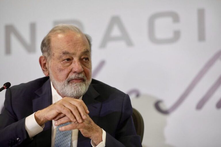 Carlos Slim analiza economía e inversiones en conferencia nacional