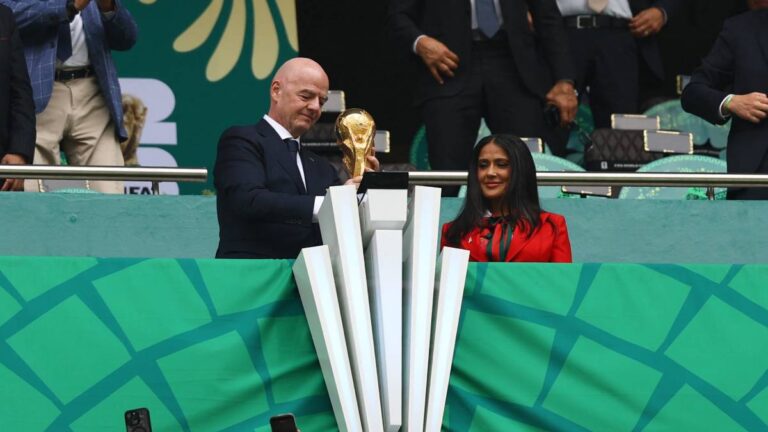 Salma Hayek emociona al mundo y se convierte en el rostro mexicano del arranque mundialista