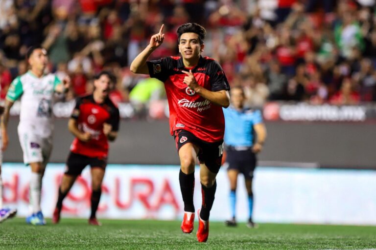 Gilberto Mora brilla y Xolos hunde a Cruz Azul con triunfo 2-1