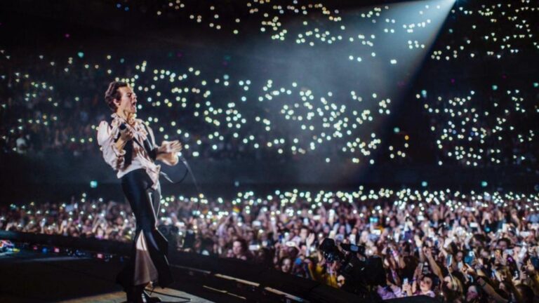 Harry Styles convierte una caída en uno de los momentos más comentados de su visita a México