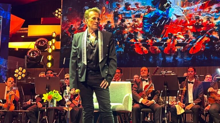 Emmanuel celebra medio siglo de música con un emotivo álbum sinfónico