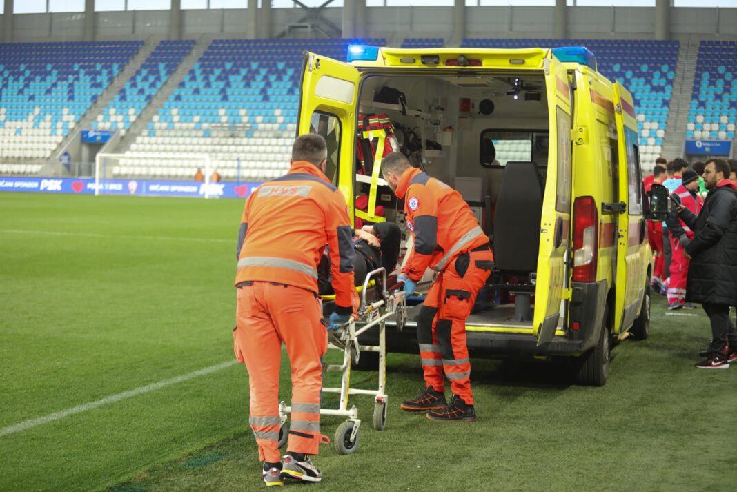 Luto en el futbol: joven jugador fallece tras desplomarse durante un partido