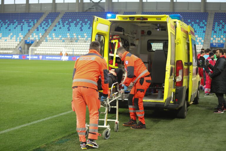 Luto en el futbol: joven jugador fallece tras desplomarse durante un partido