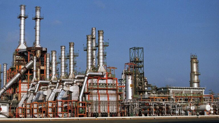 Pemex impulsa refinación y reduce ventas de petróleo al extranjero