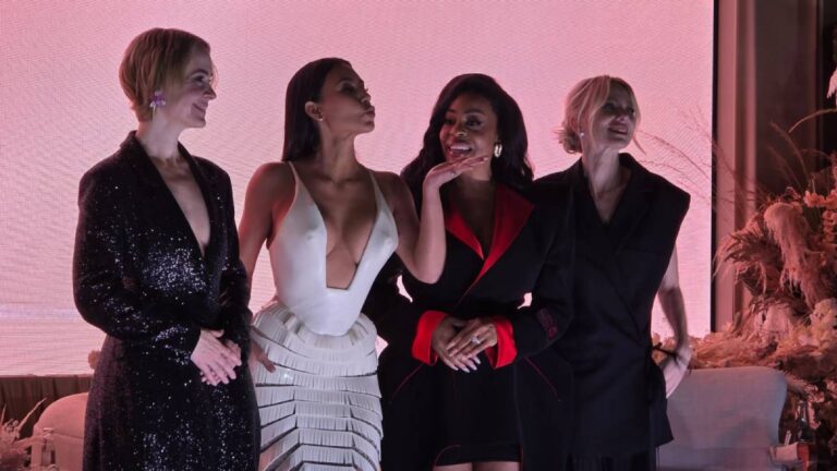 Kim Kardashian y Naomi Watts presentan “Todo Vale” en México bajo una intensa lluvia
